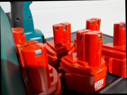 Bild 5:Makita 12 V Akkuschrauber 2x, dazu 13x Akku und Ladegerät