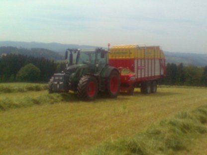 Bild 6:Grünlandernte mit Pöttinger Rotorwagen Faro