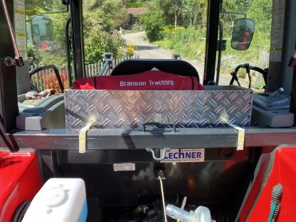 Bild 4:Branson 5025C, zus. Rasenreifen, Palettengabel, nur 40 Bstd.