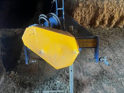 Bild 2:Hydraulischer Göweil Rundballenabwickler, Bj. 2006