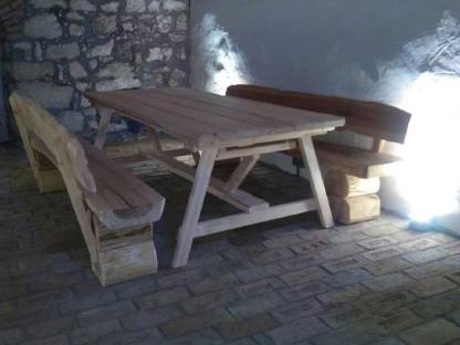 Bild 2:Garten-Sitzgarnitur aus Mondphasen-Holz