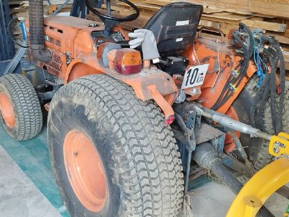 Bild 2:Kubota B8200HST (ca. 20 PS) 4x4 mit Zubehör