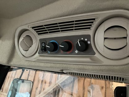 Bild 5:John Deere 5075E mit Hauer Frontlader