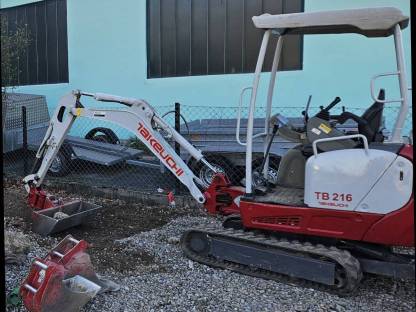 Bild 2:Takeuchi TB216 mit Powertilt