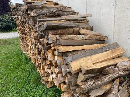 Brennholz zu verkaufen, Eschen und Eichen