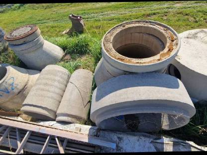 Bild 5:Kanalrohre, Konusringe, Kanaldeckel, Betonrohre