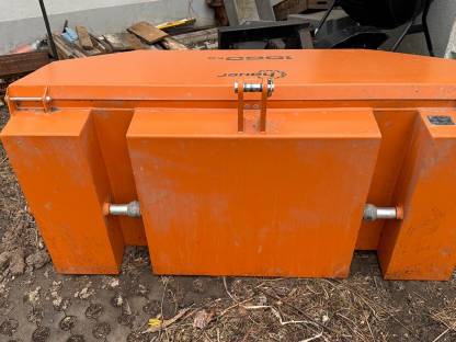 Bild 3:Hauer Werkzeugkiste mit integr. Frontgewicht