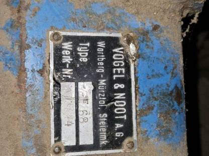 Bild 6:2 Vogel & Noot Motormäher mit 2 Mähbalken und Bandrechen