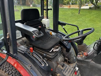 Bild 4:Kubota B2530 mit Frontmähwerk und Schneepflug