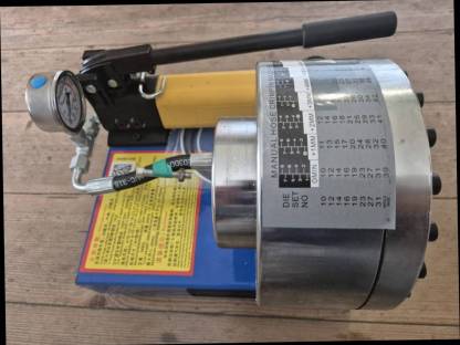 Bild 3:Schlauchpresse mit Handpumpe