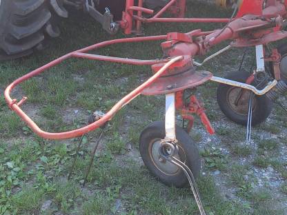 Bild 2:Pöttinger Kreiselheuer