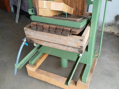 Bild 2:Hydraulische Obstpresse