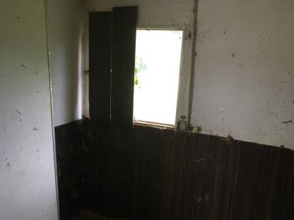 Bild 3:Baucontainer aus Blech - Hühnerstall, innen leer