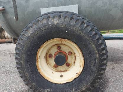 Bild 8:Bauer Güllefass