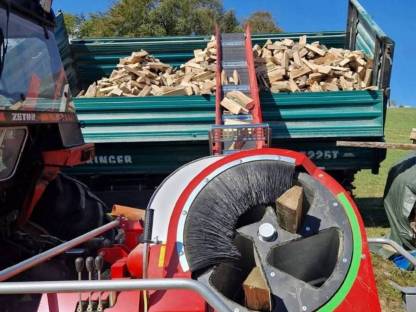 Bild 3:Lohnschneiden Brennholz