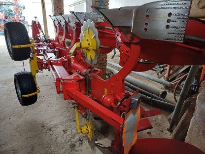 Bild 4:Pöttinger Servo 45-NP, 5 Scharen, hydr. Steinsicherung