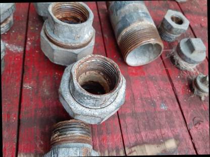 Bild 4:Gebrauchte Bogen, T-Stücke, Reduzierstücke, Verschraubungen