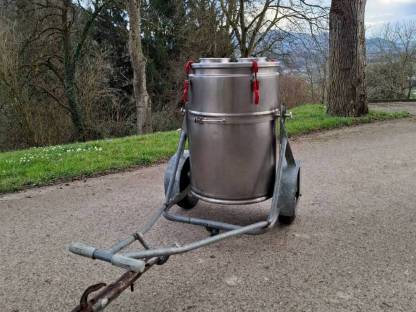 Milchtank mit Transportwagen