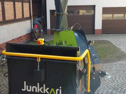 Bild 2:Holzhäcksler Junkkari HJ252GT