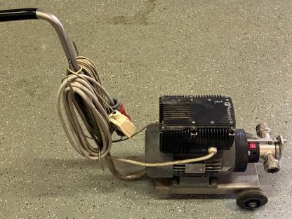 Bild 5:Diverse Kellereigeräte und Tanks