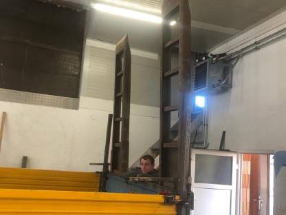 Bild 2:Tieflader-Ballenwagen-Dreiseitenkipper mit DLA