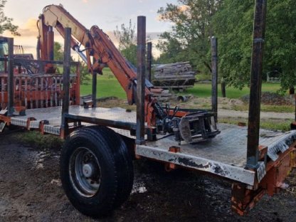 Bild 2:Holzwagen mit Kran Palfinger