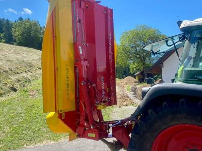 Bild 3:Pöttinger Novacat 265H mit Aufbereiter