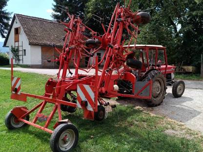 Bild 2:Kuhn Kreiselheuer mit Transportfahrwerk, GF 8501 TO