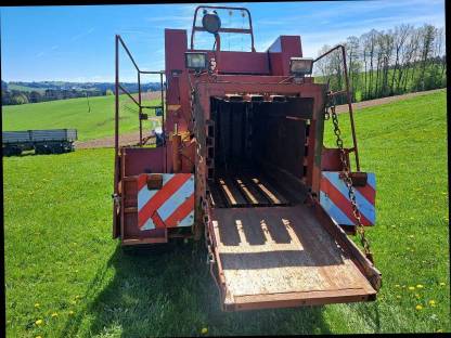 Bild 2:Hesston 4700 Quaderballenpresse