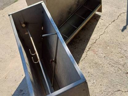 Bild 6:Tränker und Futterautomaten