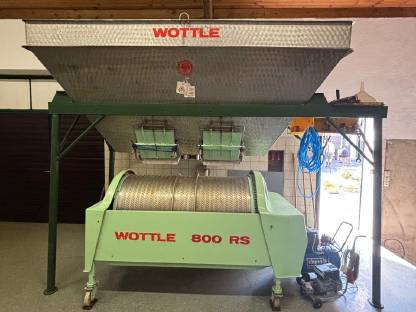 Bild 8:Diverse Kellereigeräte und Tanks