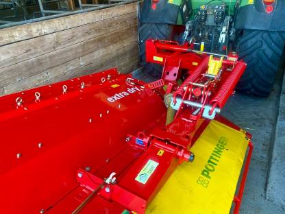 Bild 9:Pöttinger Novacat 265H mit Aufbereiter