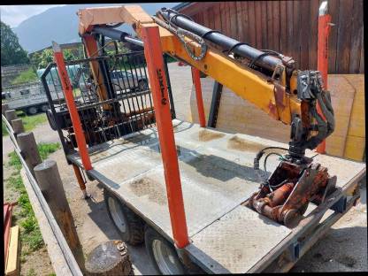 Bild 2:Kranwagen Holzanhänger