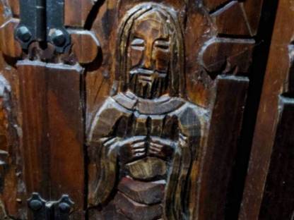 Bild 2:Schrank mit handgeschnitzter Tür
