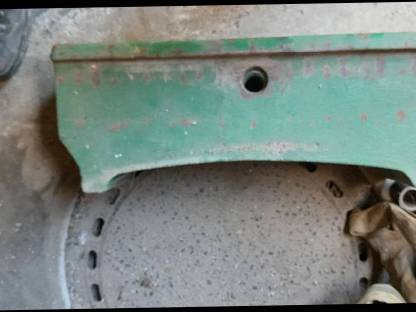 Bild 3:Grillschutz und Gewichtsträger für John Deere 6000er Serie