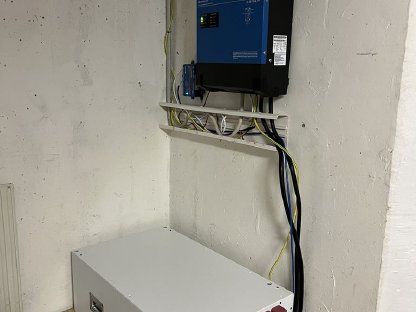 Bild 2:PV-Akkulösung mit Victron Wechselrichter und 16,5 kWh Akkubox