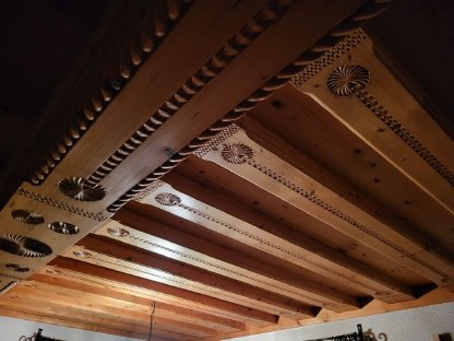 Bild 5:Holzdecke geschnitzt