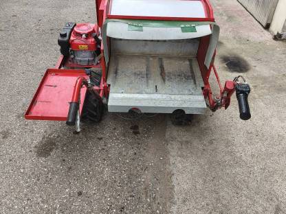 Bild 3:Obstauflesemaschine Feucht OB 80 mit 6 Körben