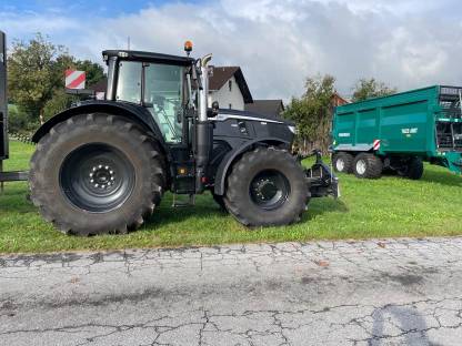 John Deere 6M220 Black Edition
