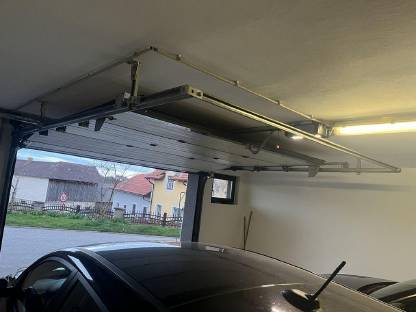 Bild 3:Sektionaltor mit Holzverkleidung