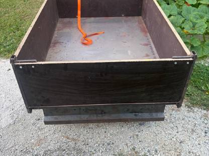 Bild 2:Rasentraktor Quad Anhänger