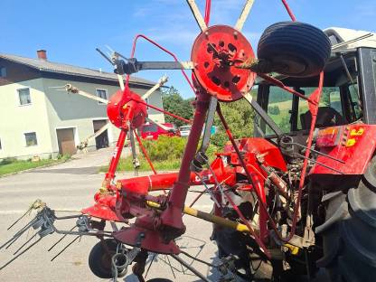 Bild 2:Pöttinger Kreiselheuer 54N