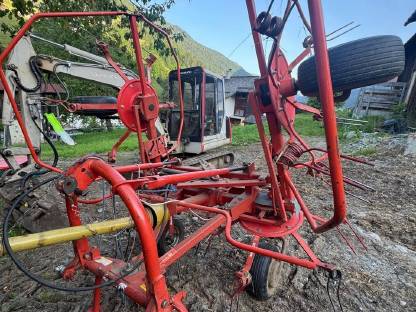 Bild 5:Kreiselheuer und Trommel-Mähwerk Kuhn aus Kleinlandwirtschaft TH 450/680