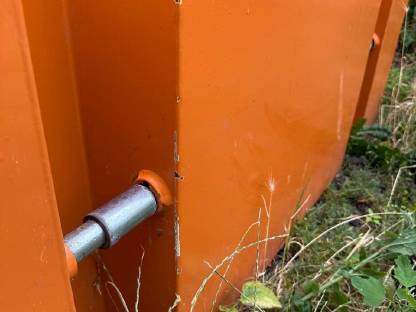 Bild 5:Hauer Werkzeugkiste mit integr. Frontgewicht