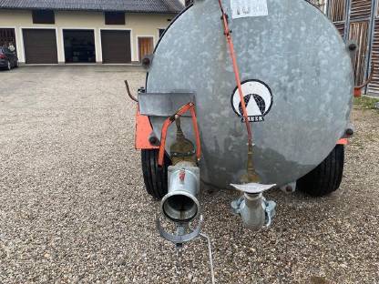 Bild 3:Bauer Güllefass