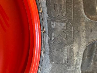 Bild 4:Zwillingsbereifung BKT 340/85R38