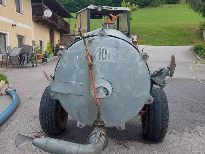 Bild 6:Bauer Güllefass