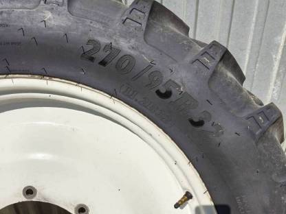 Bild 3:Pflegebereifung New Holland