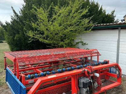Bild 3:Ferrari Jungpflanzen-Setzmaschine Rotostrapp 8-reihig