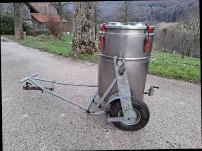 Bild 2:Milchtank mit Transportwagen